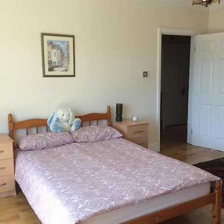 2 Double Bedroom Flat With Large Garden *