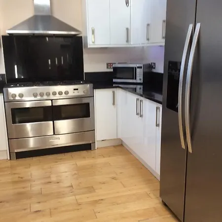 2 Double Bedroom Flat With Large Garden Bristol