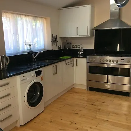 2 Double Bedroom Flat With Large Garden *