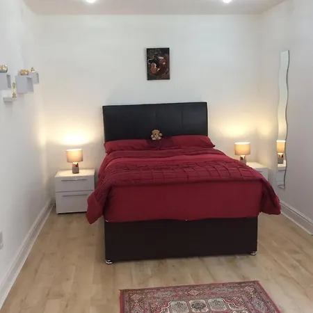 2 Double Bedroom Flat With Large Garden Apartment *