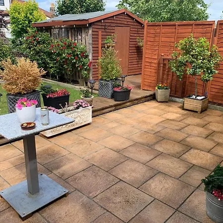 2 Double Bedroom Flat With Large Garden *