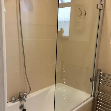 2 Double Bedroom Flat With Large Garden *