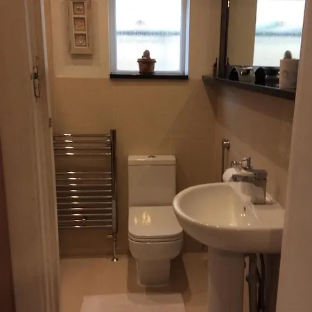 2 Double Bedroom Flat With Large Garden * Bristol