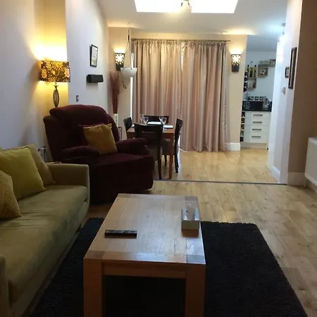 2 Double Bedroom Flat With Large Garden