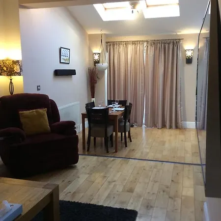 Apartment 2 Double Bedroom Flat With Large Garden