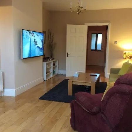 2 Double Bedroom Flat With Large Garden Apartment *